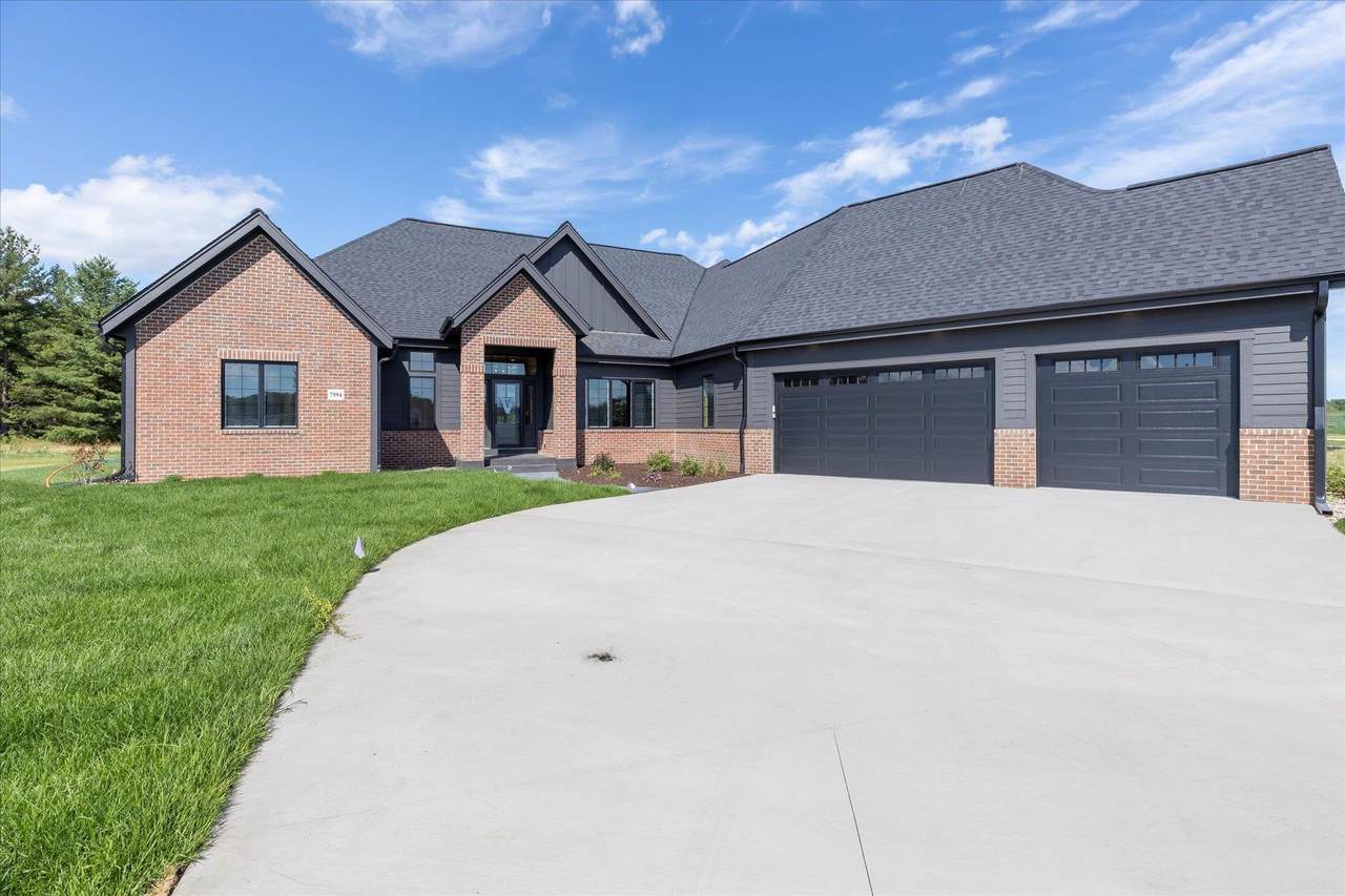 7594 Colonial Way - Photo 1