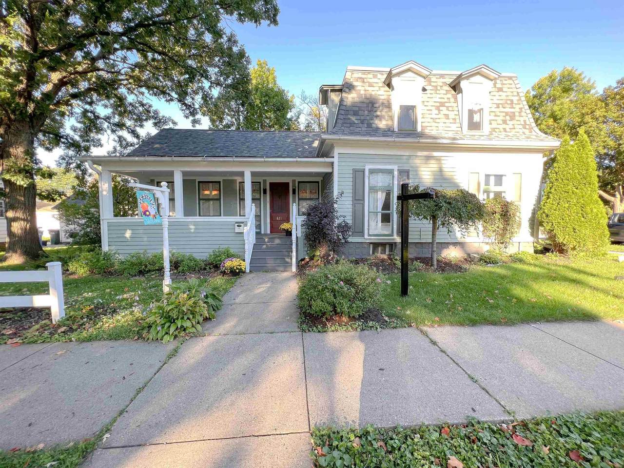 821 Broadway St - Photo 1