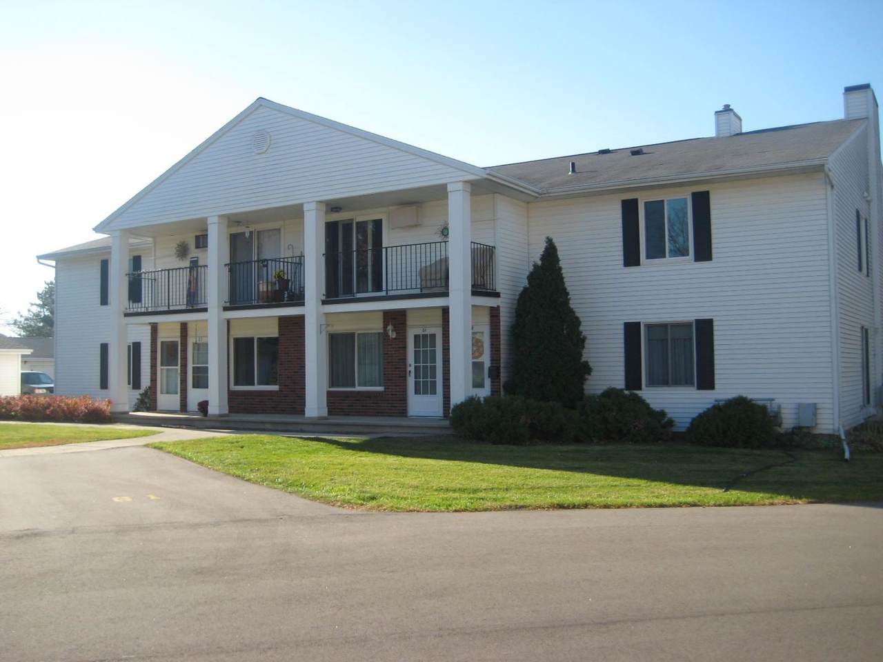 61 University Dr - Photo 1