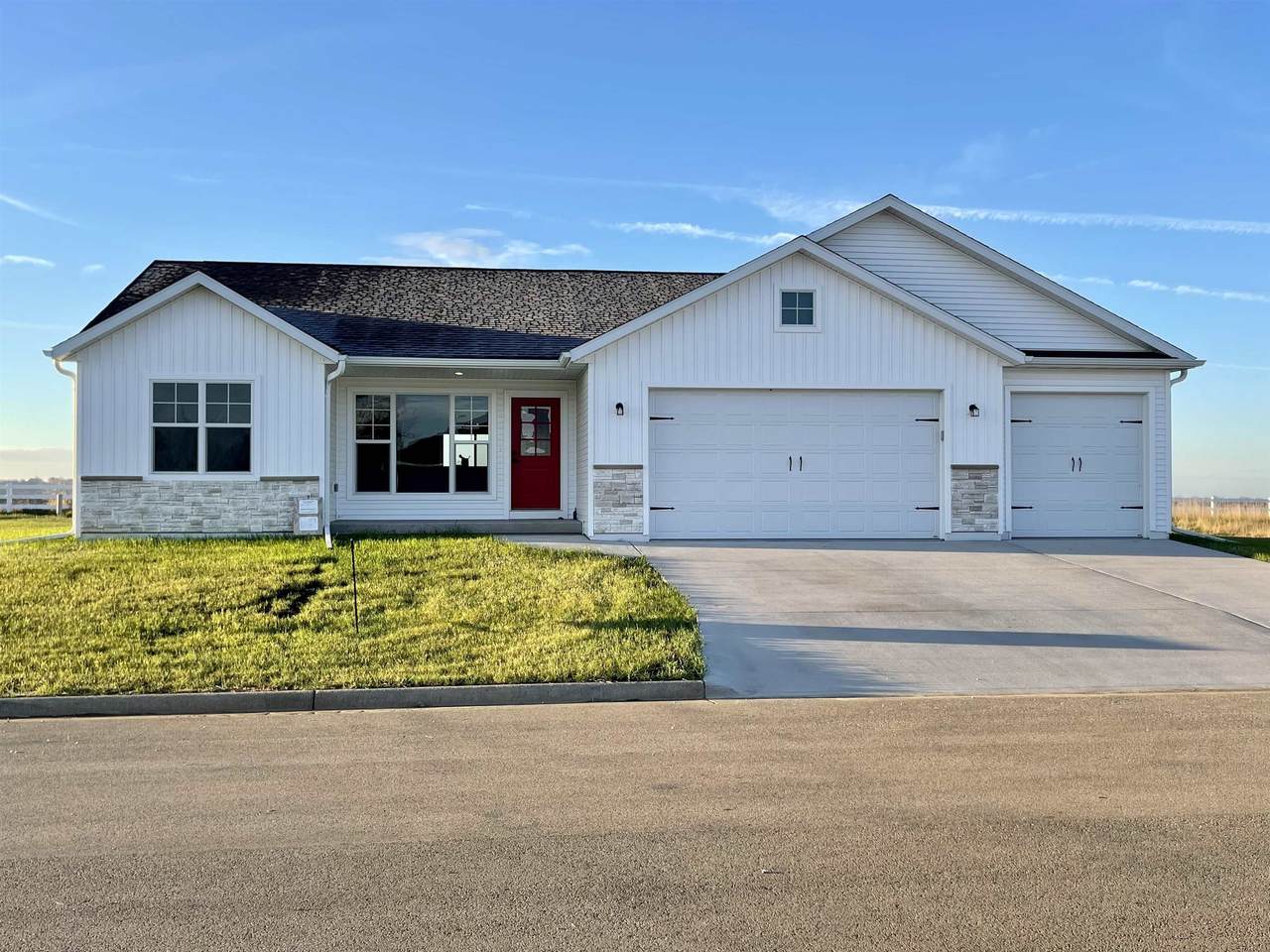 200 Parkview Ave - Photo 1