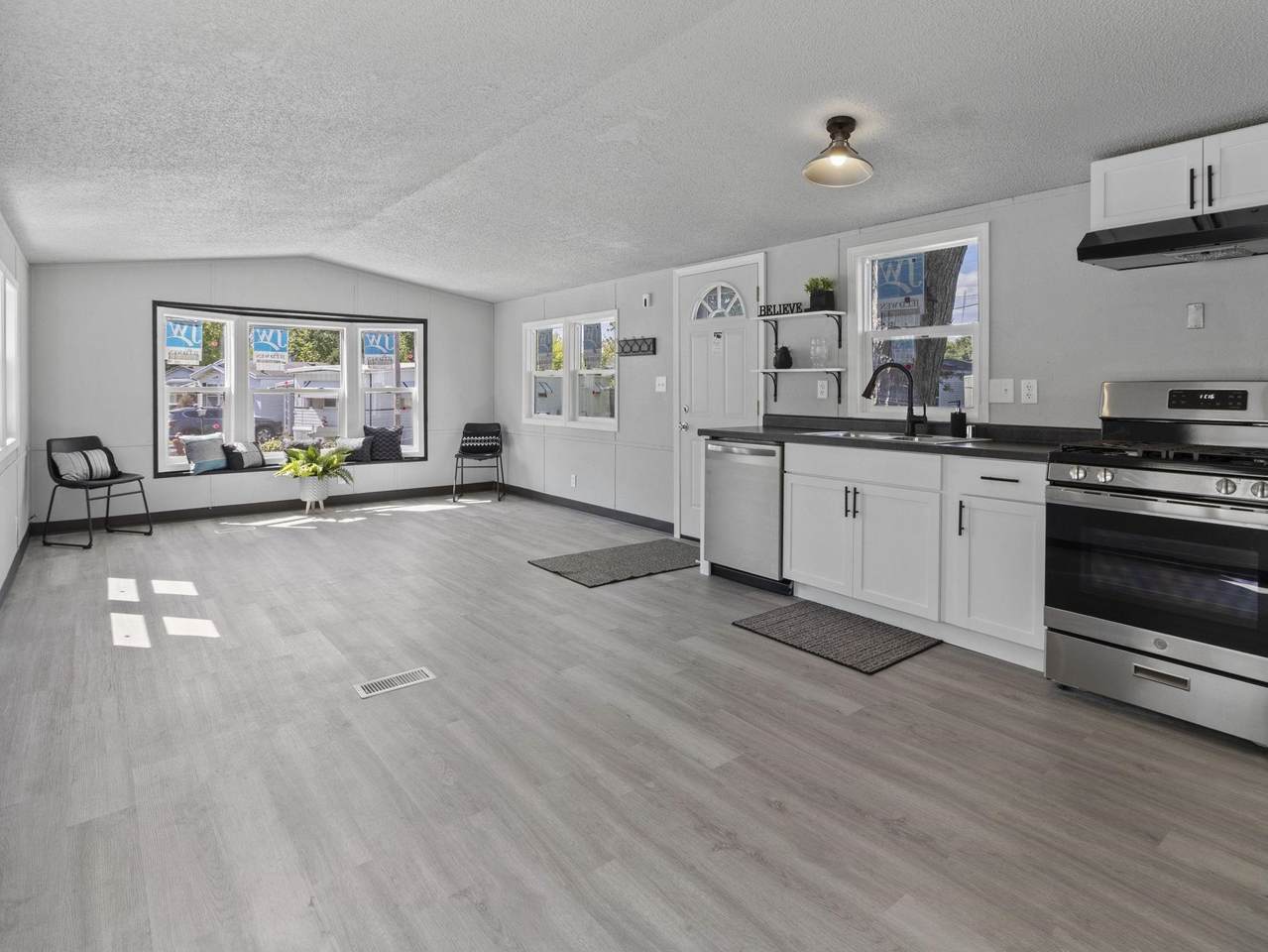 10211 Greenfield Avenue - Photo 1