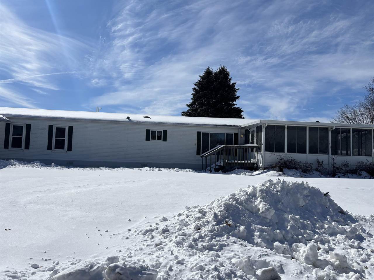 90 London Drive - Photo 1