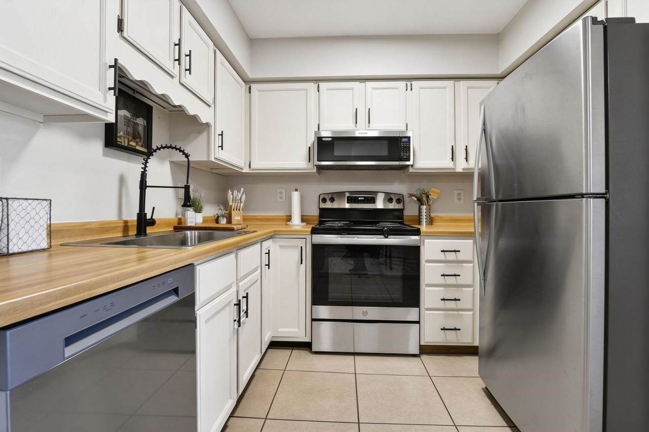1403 8th Street - Photo 1