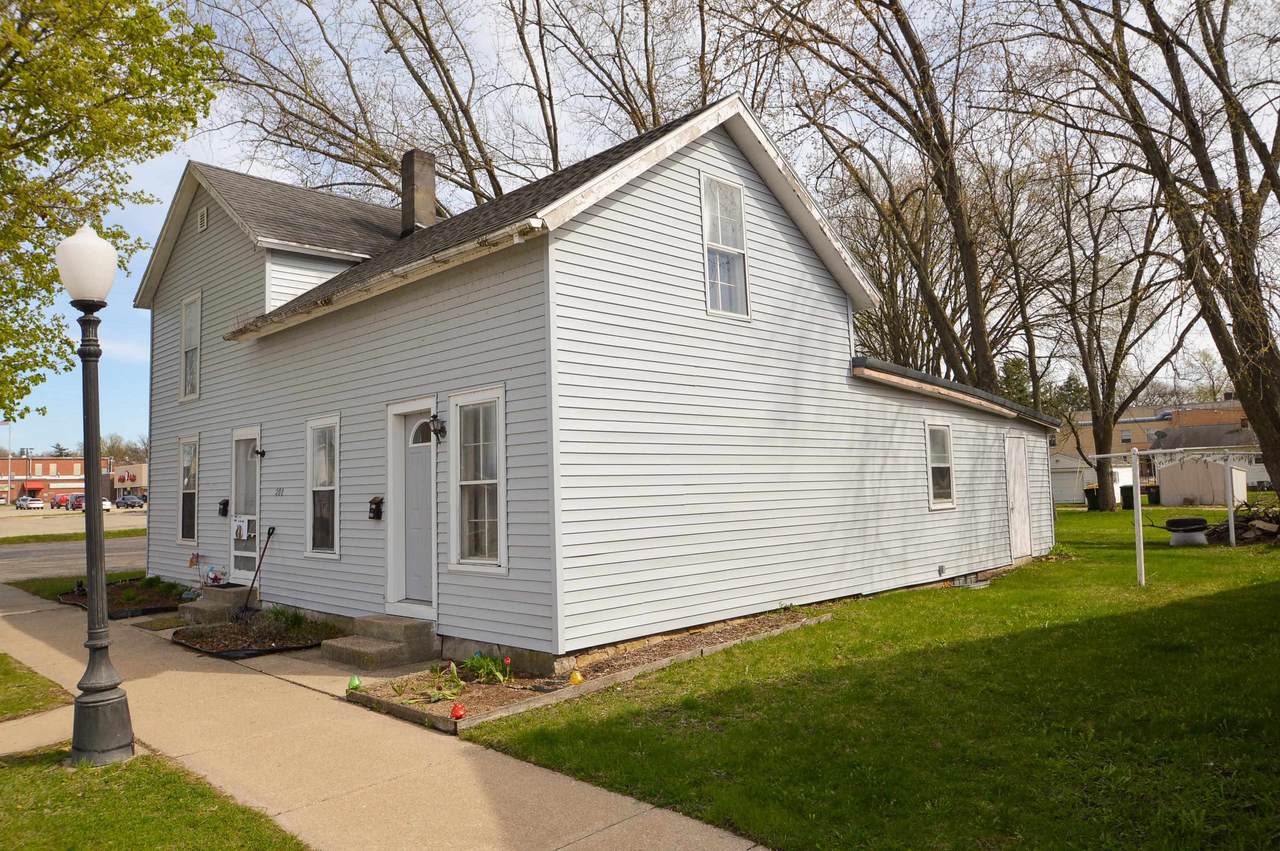 208 Oak Street - Photo 1