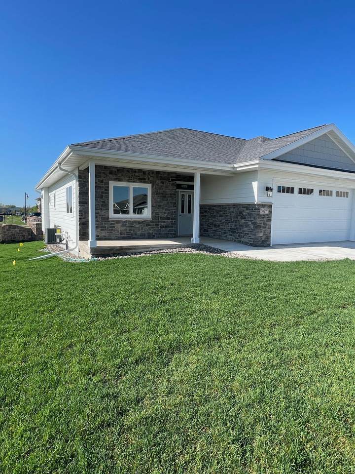827 Vineyard Drive - Photo 1