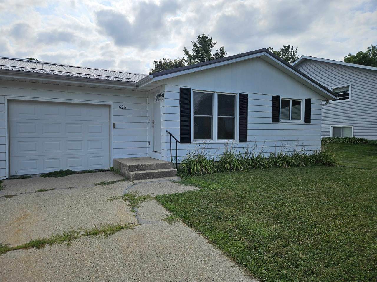 625 Cross Street - Photo 1