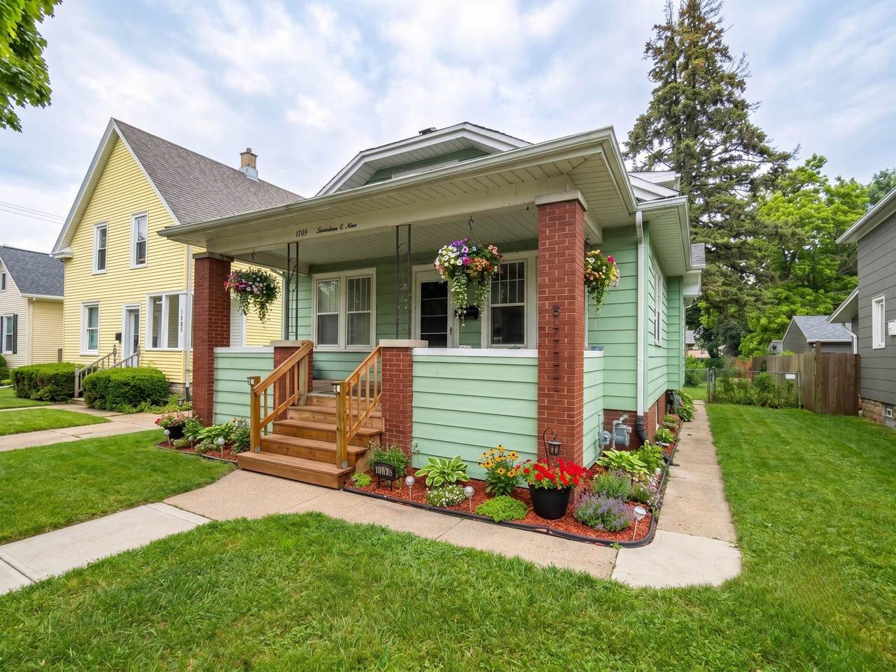 1709 Flett Avenue - Photo 1