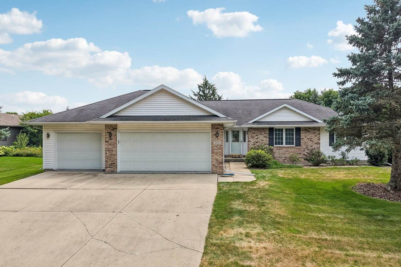 210 Pinnacle Drive - Photo 1