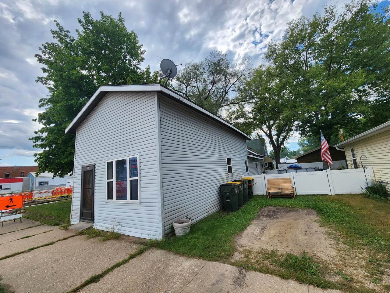 138 S Oak St - Photo 1