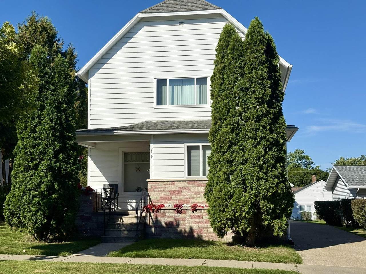 405 Hollister Avenue - Photo 1