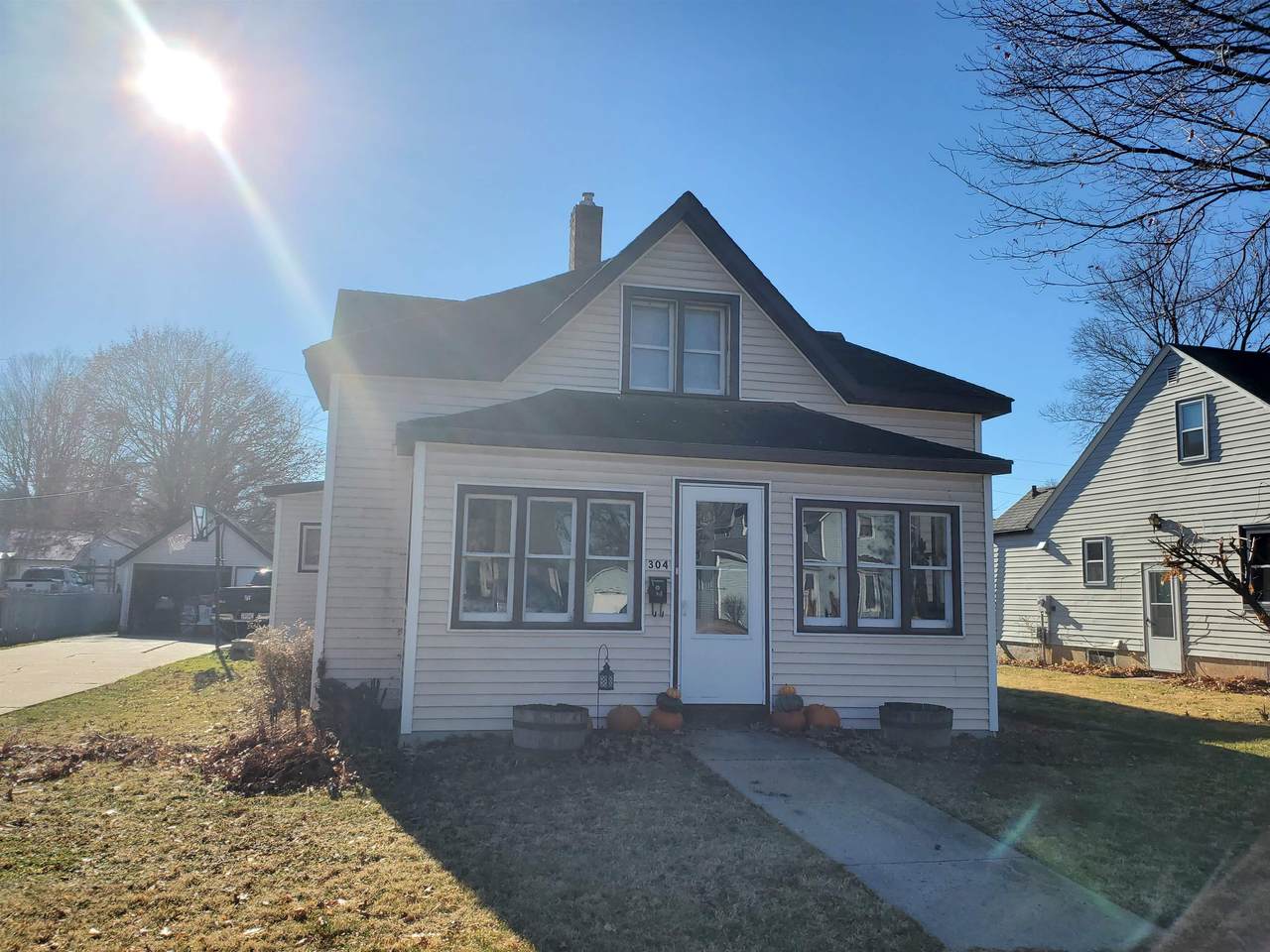 304 Fremont St - Photo 1