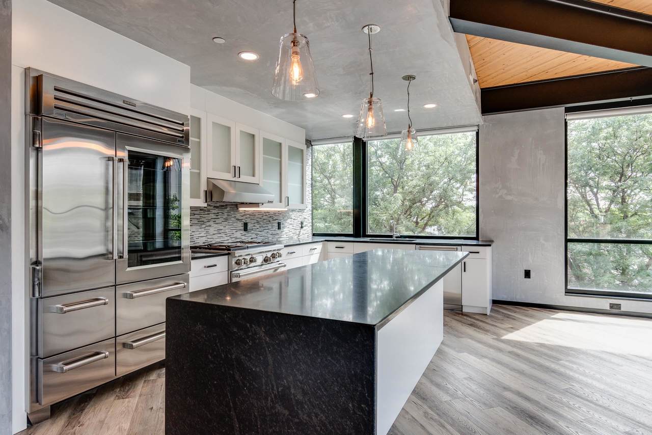 211 Henry Street - Photo 1