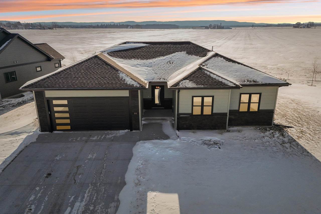 252 Falcon Court - Photo 1