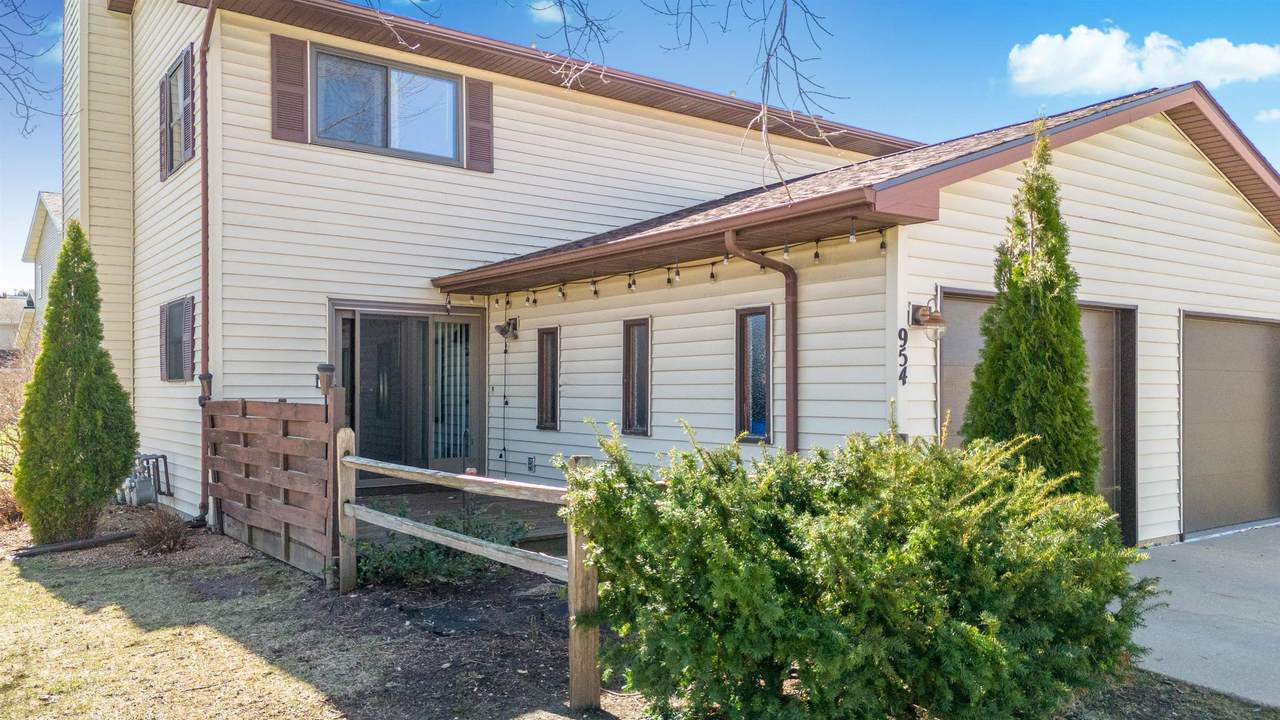 954 Hemlock Drive - Photo 1