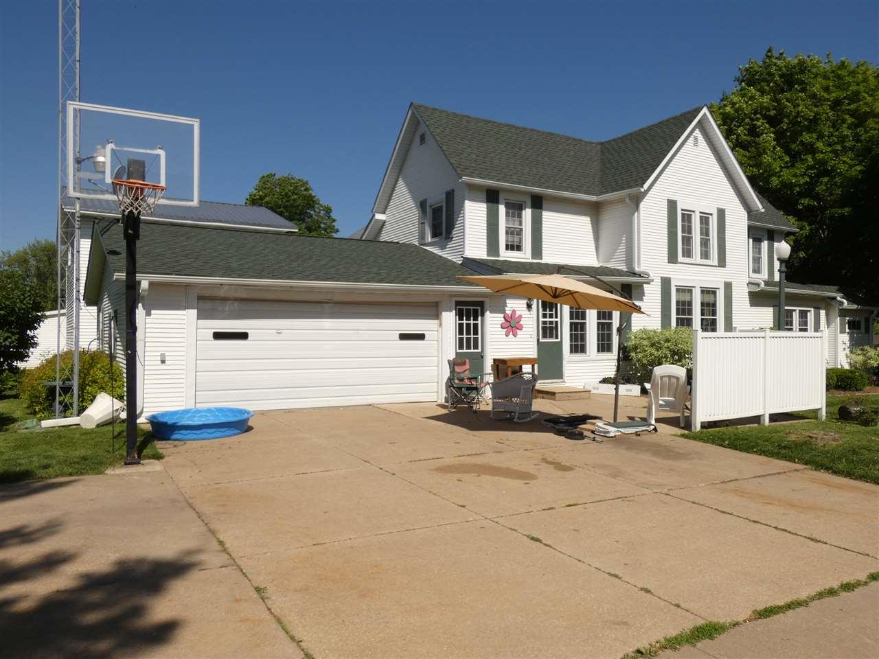 825 12th St - Photo 1