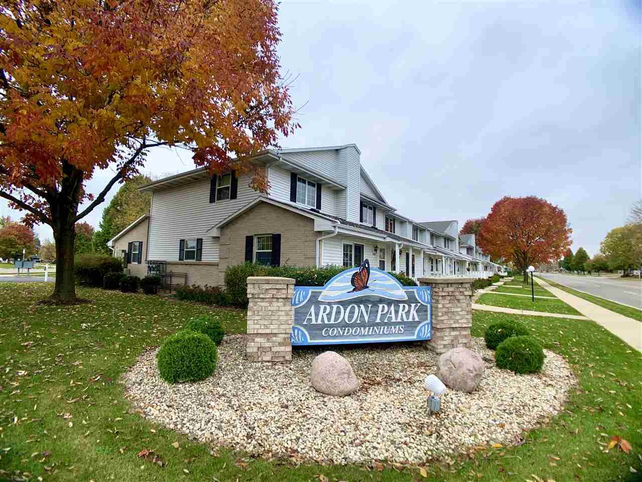 2122 Holiday Dr - Photo 1