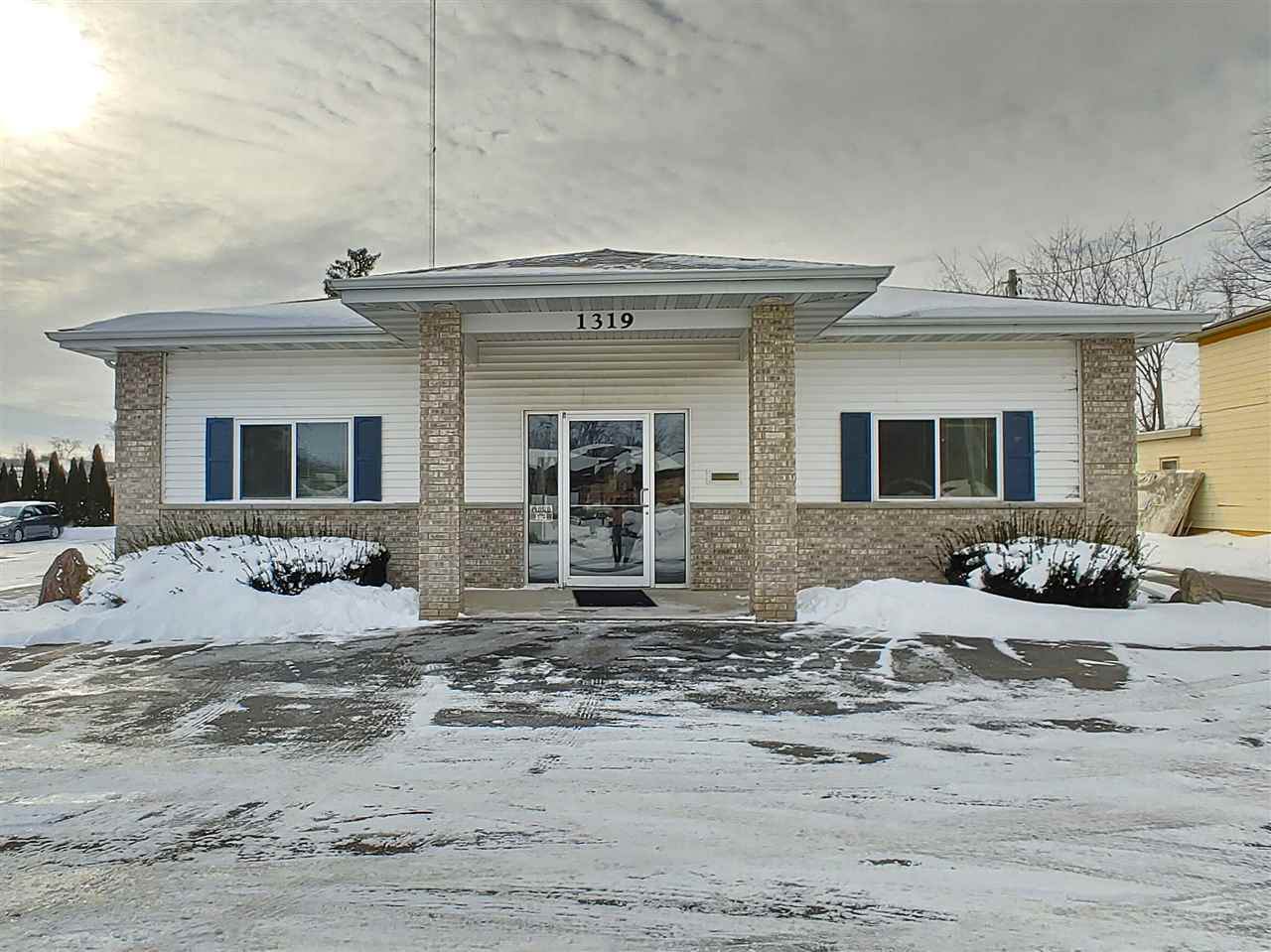 1319 Main St - Photo 1