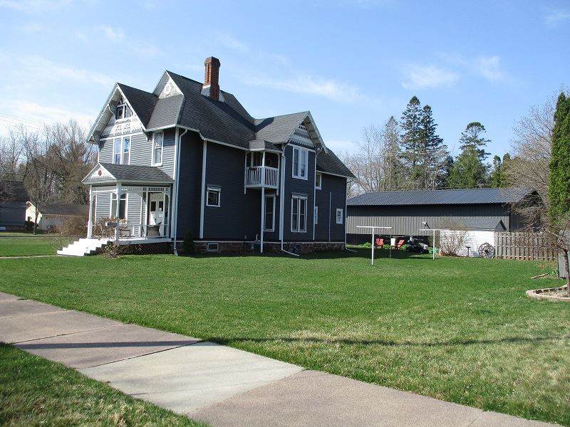 440 Park St - Photo 1