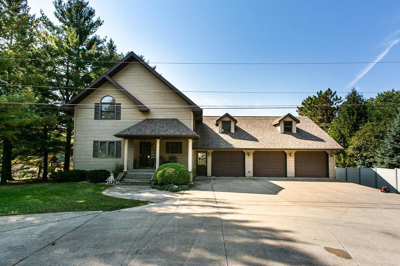 960 Whispering Ln - Photo 1