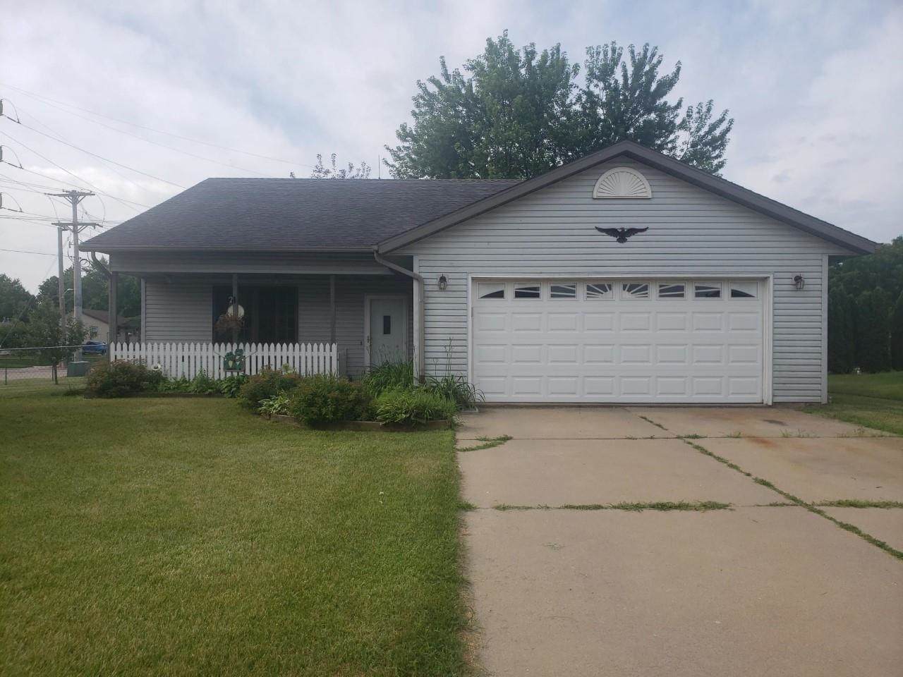 901 Lone Tree Ln - Photo 1
