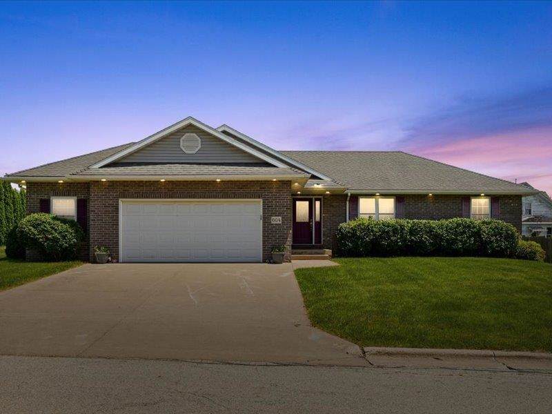 604 Lincoln Street - Photo 1