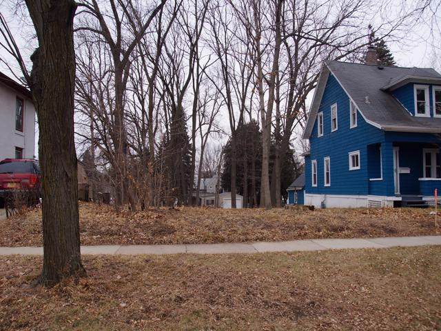 724 Spruce St - Photo 1
