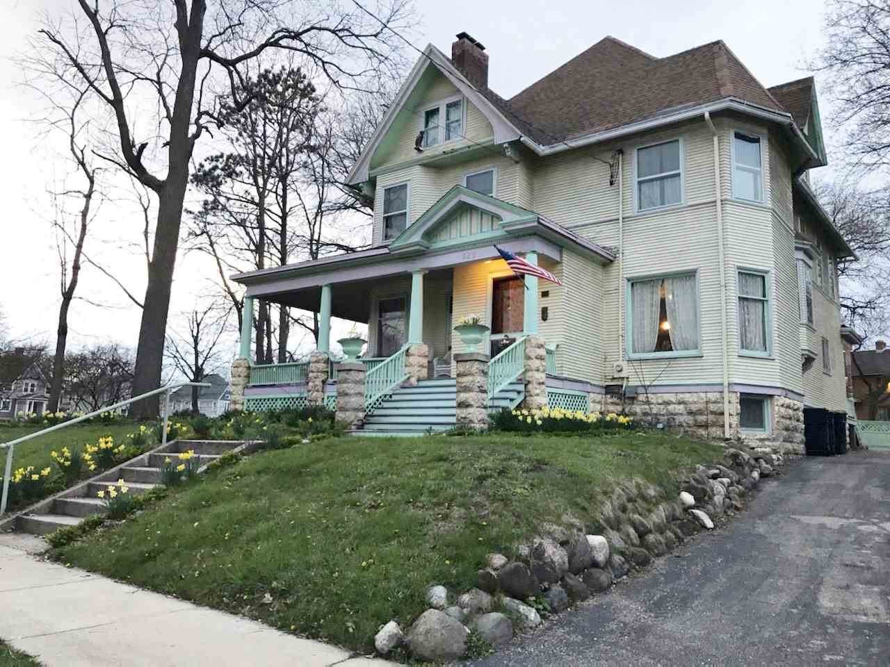 825 Court St - Photo 1