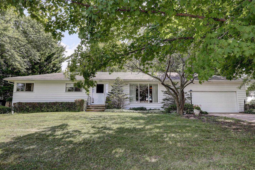 1921 Gateway Dr - Photo 1