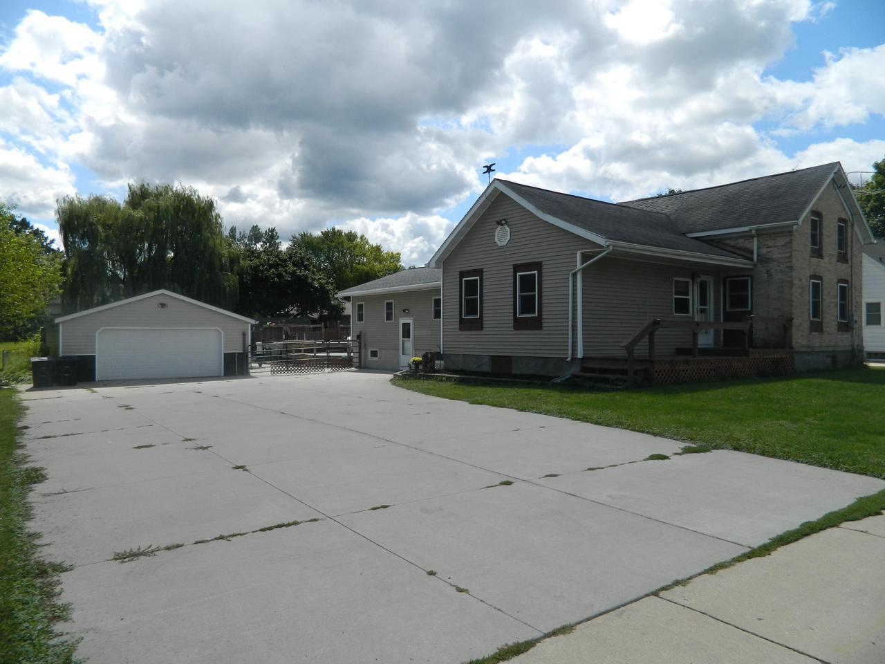748 Wisconsin Dr - Photo 1