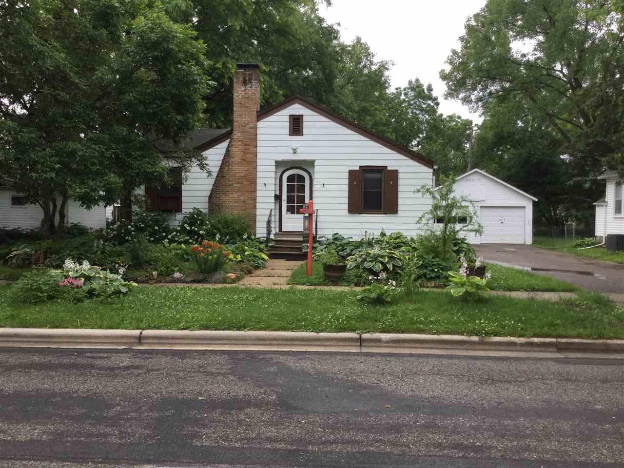 212 Hanover St - Photo 1