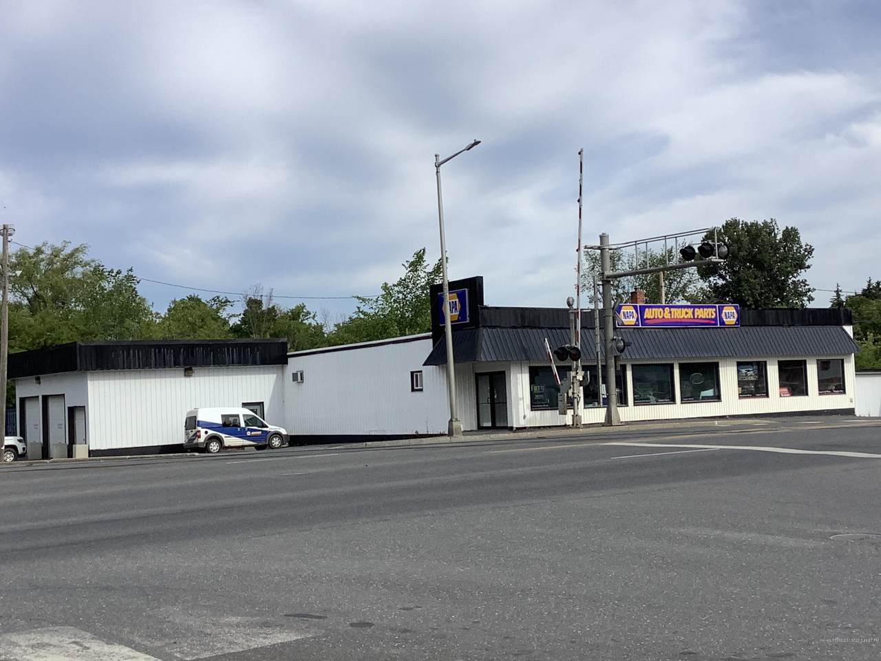611/621 Main Street - Photo 1