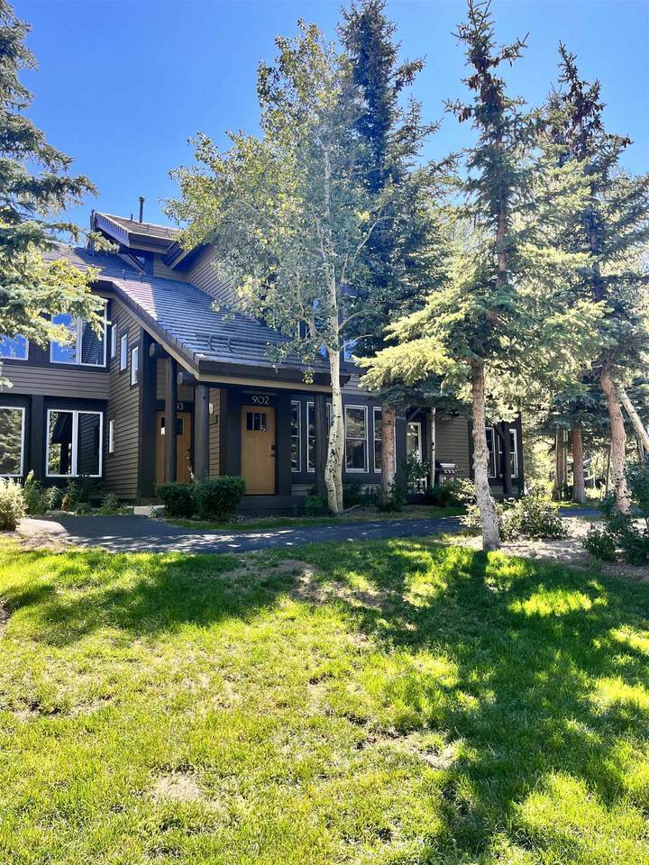 902 Links Way - Photo 1