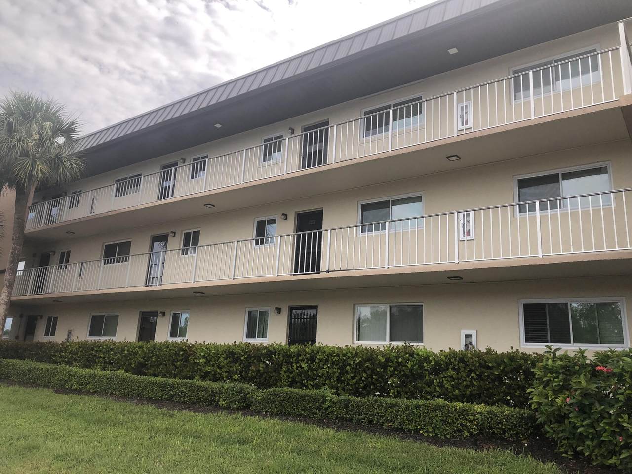 1004 Manatee - Photo 1