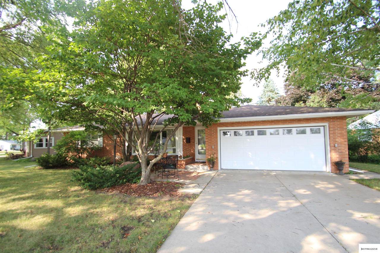 1738 Hillcrest Dr - Photo 1