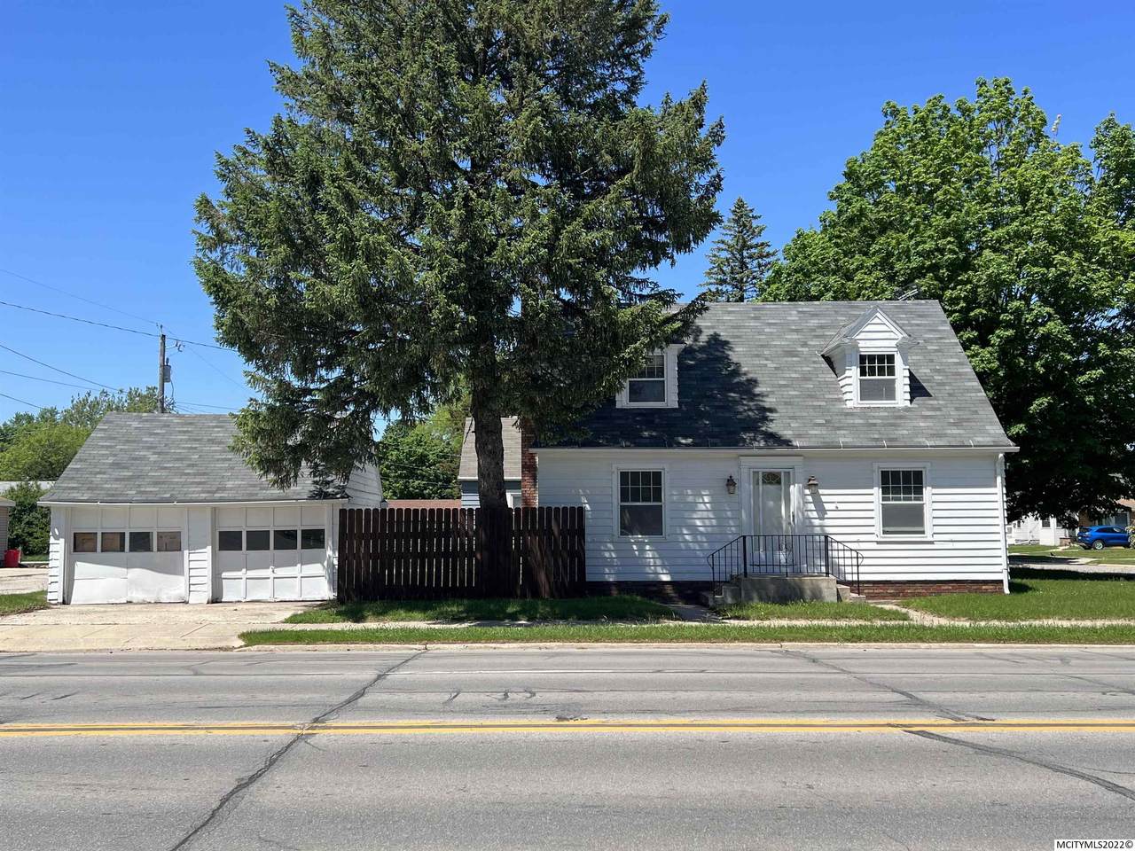1020 4th Se - Photo 1