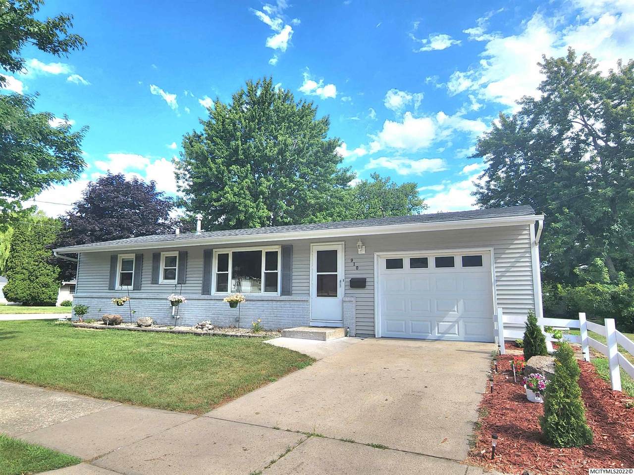 910 13th Se - Photo 1