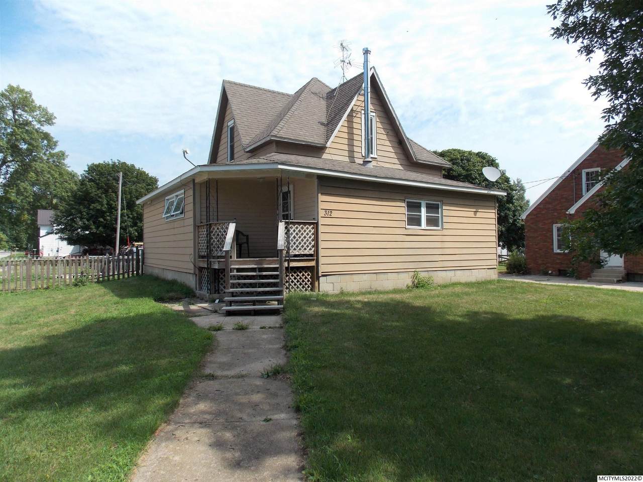 312 Maple St - Photo 1