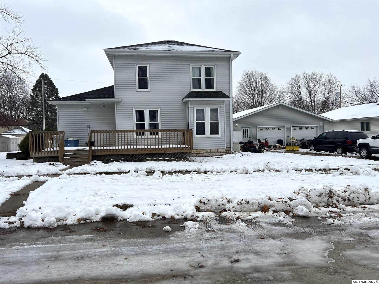 415 Maple St - Photo 1