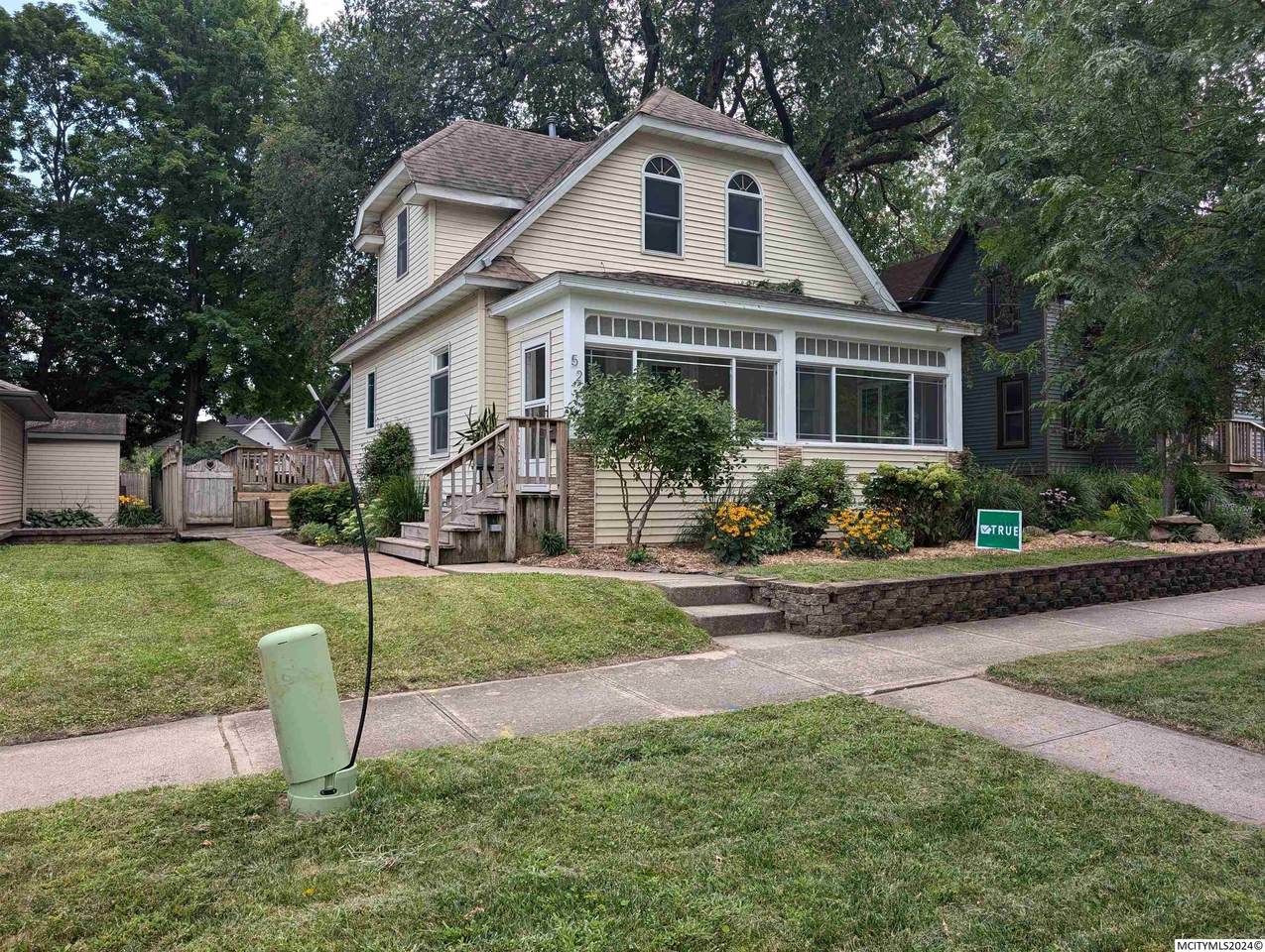 521 4th Se - Photo 1