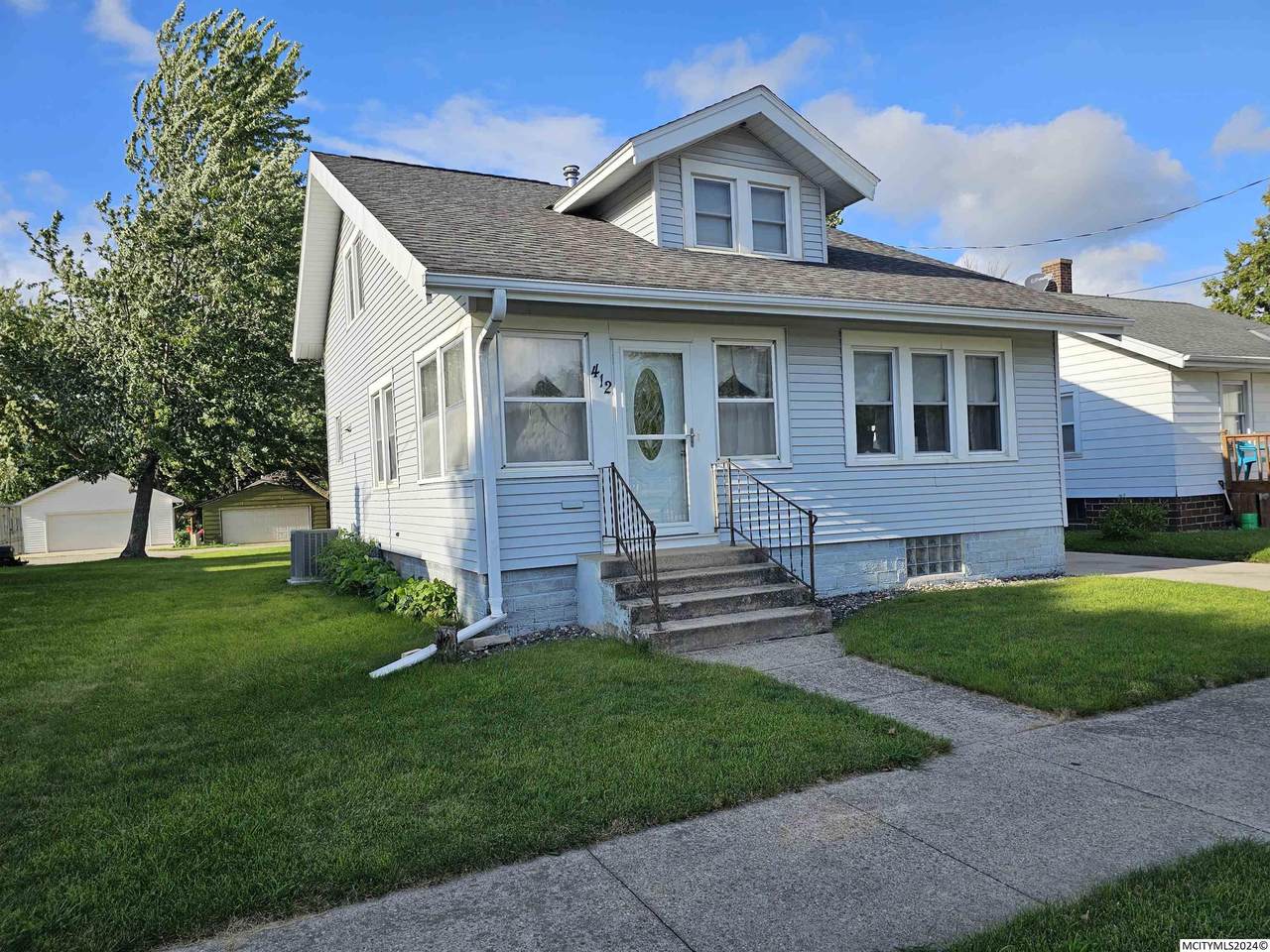 412 15th Se - Photo 1