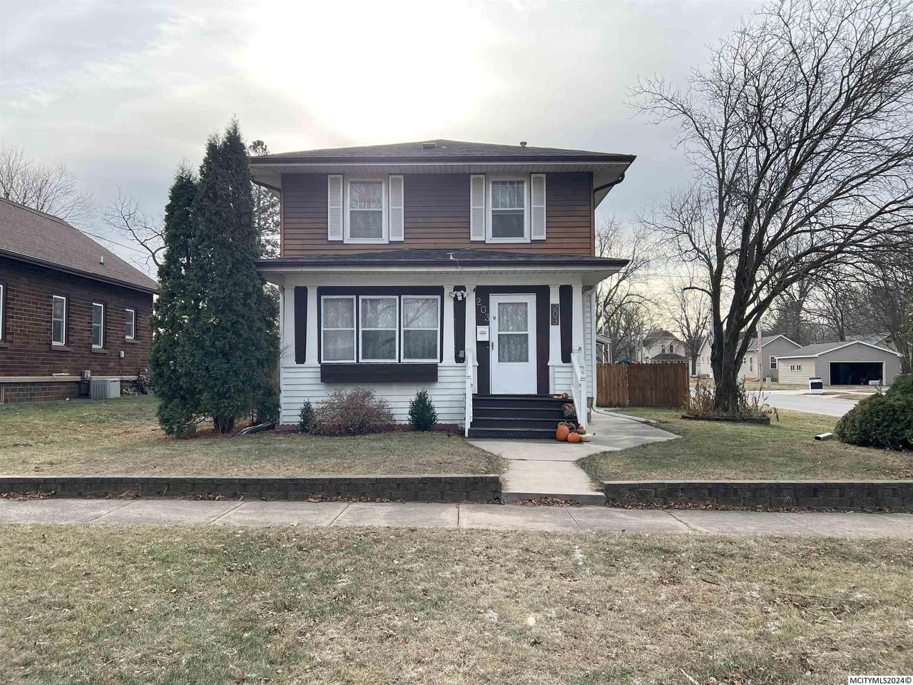 203 20th Se - Photo 1