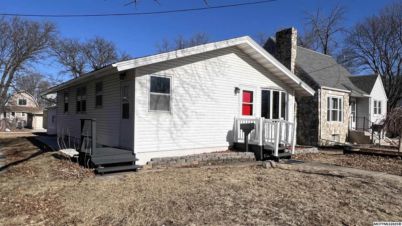 332 26th Sw - Photo 1