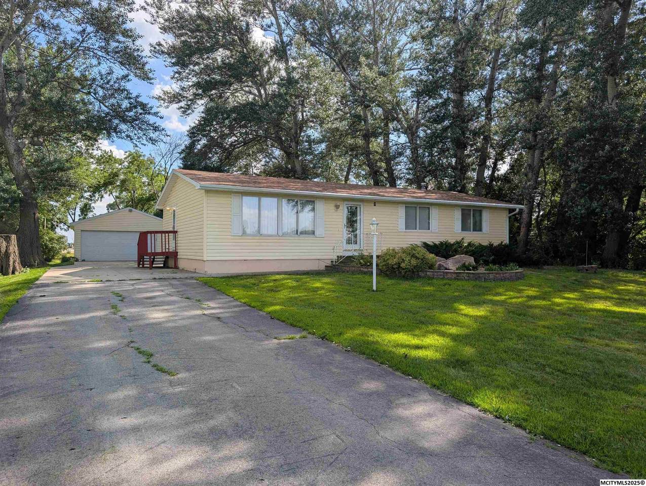 16121 34th St - Photo 1