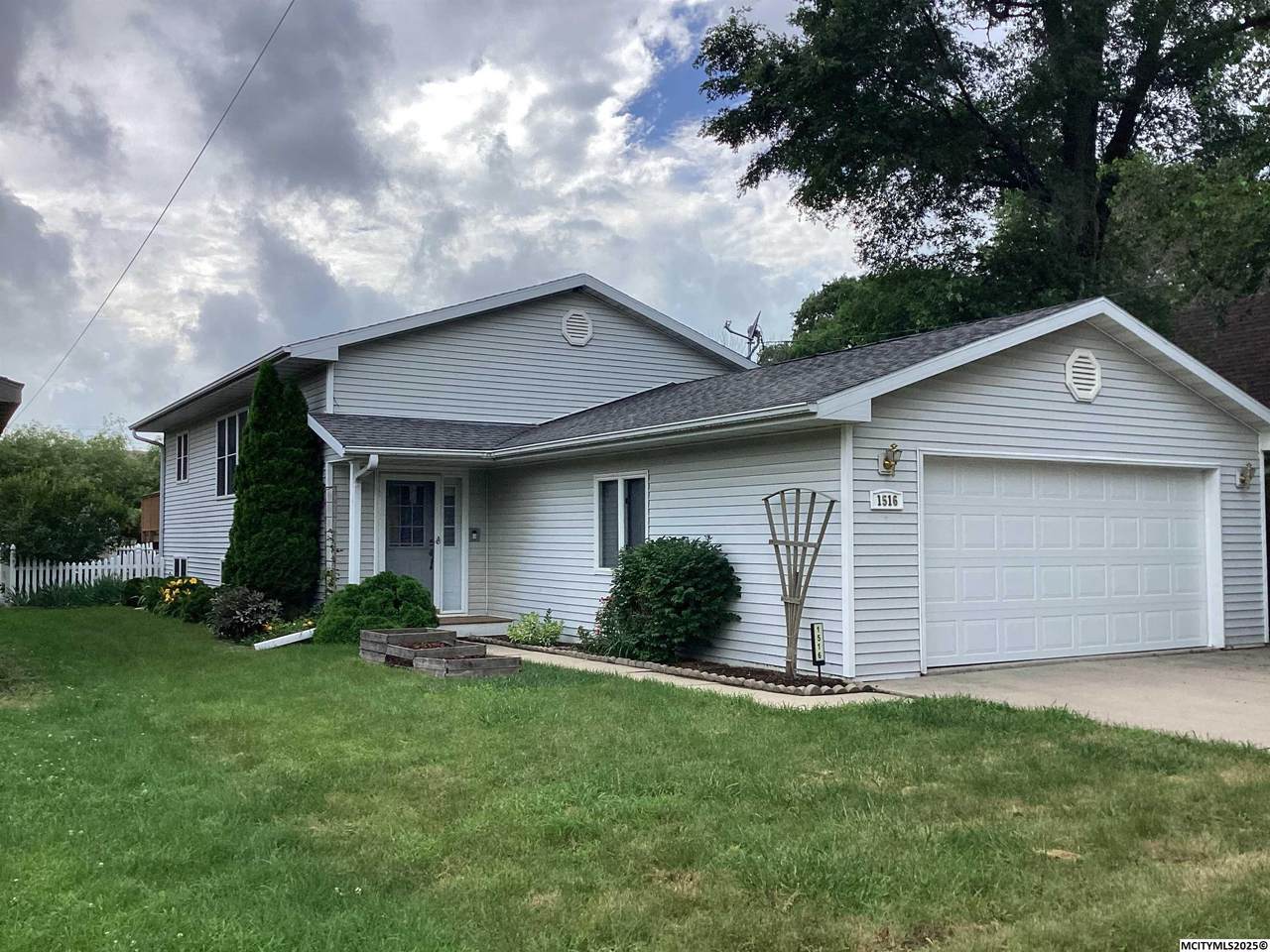 1516 Hampshire - Photo 1