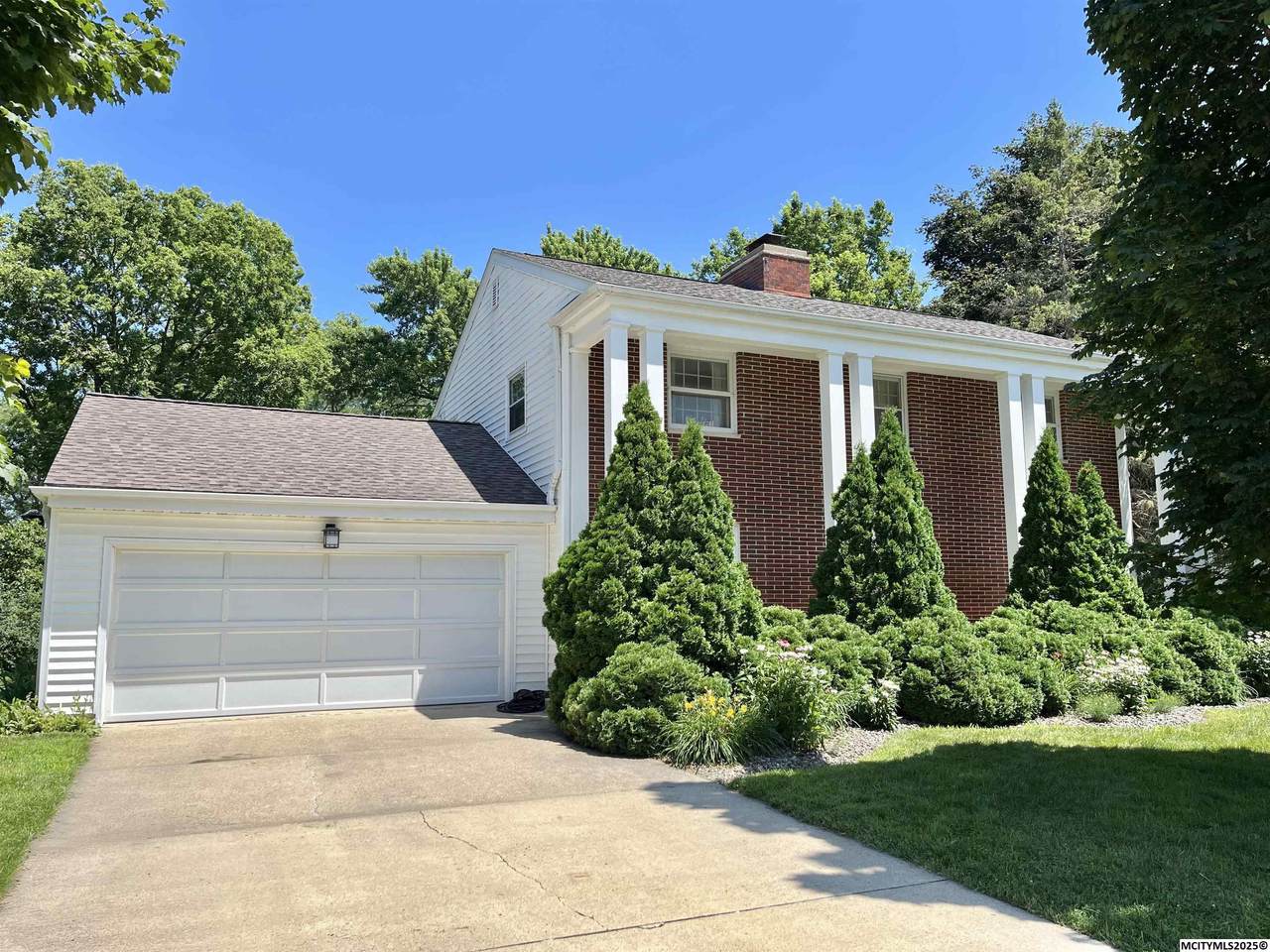 131 Lakeview Dr - Photo 1