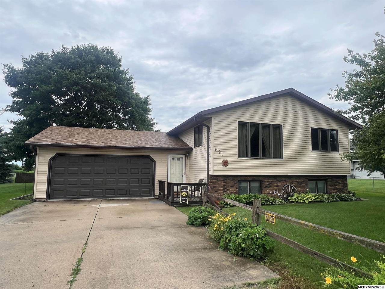 621 Southview Dr - Photo 1