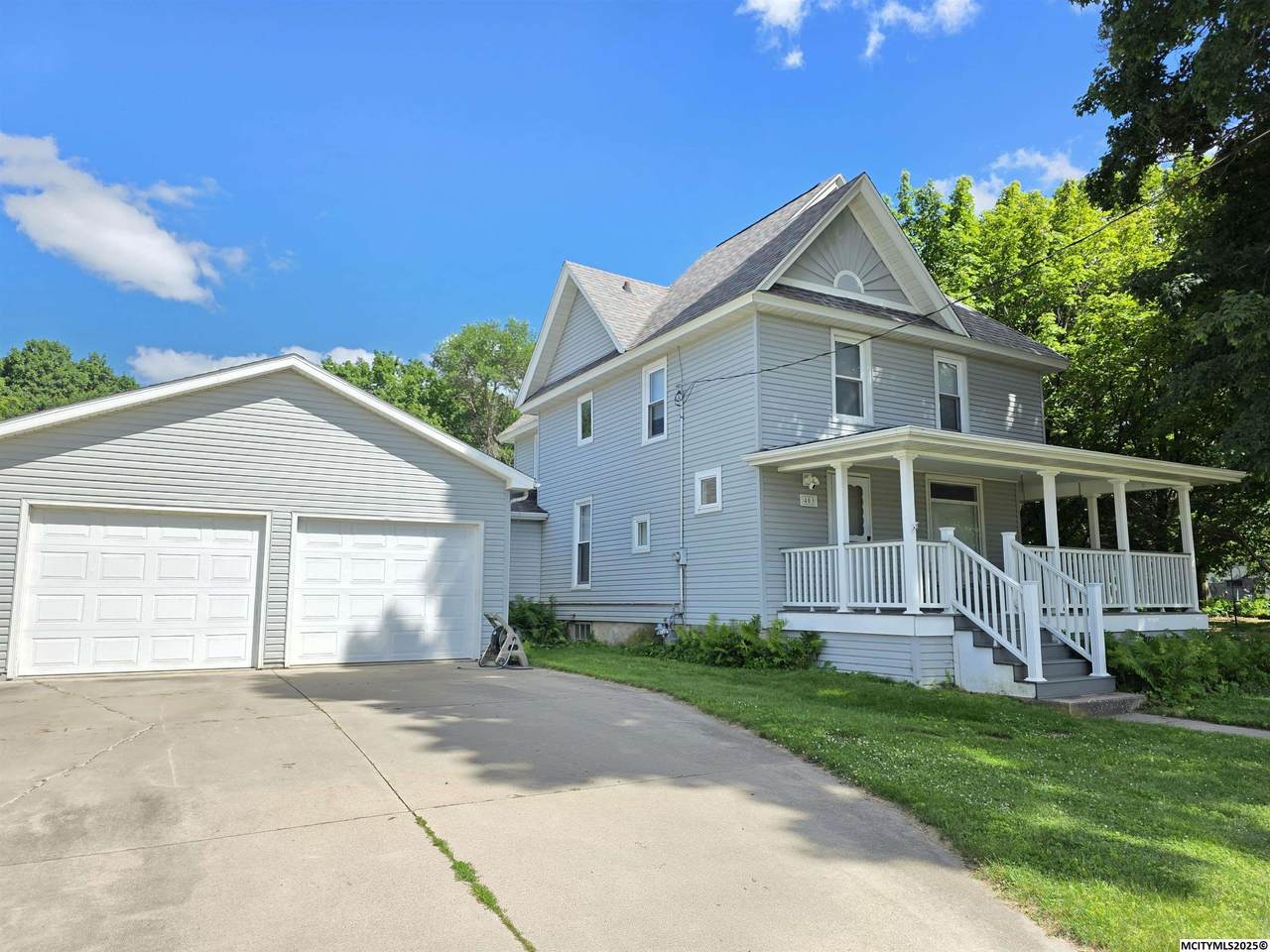 403 Iowa - Photo 1