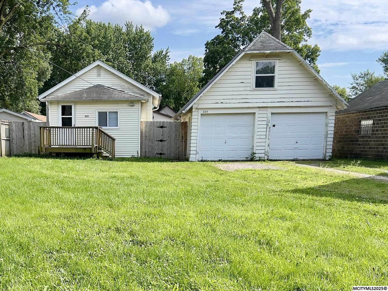 225 20th Se - Photo 1