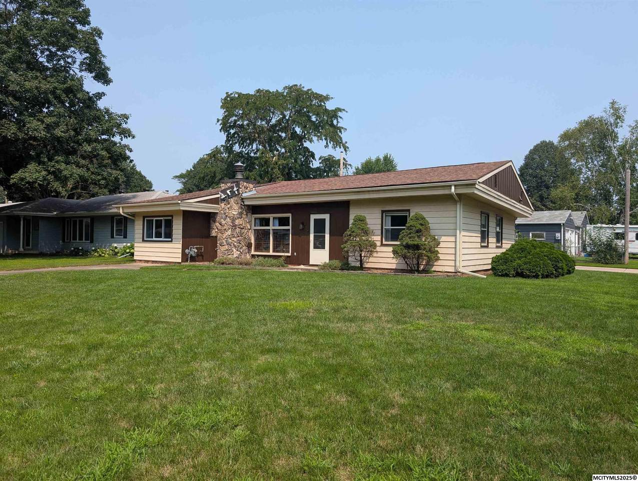 1604 Meadowbrook Dr - Photo 1