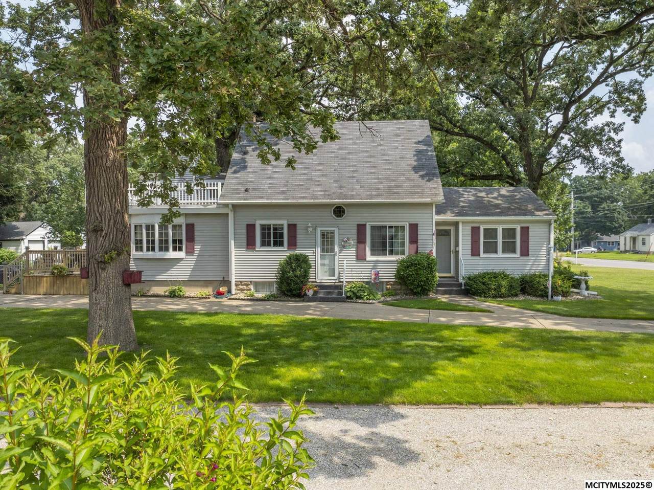 938 12th Ne - Photo 1